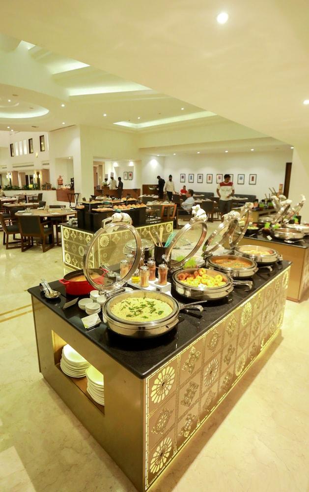 Green Park Madras Buitenkant foto A buffet at a hotel