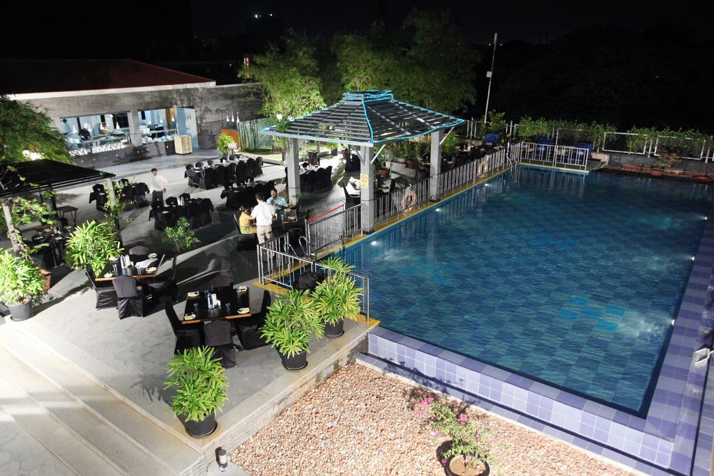 Green Park Madras Buitenkant foto The pool at the hotel