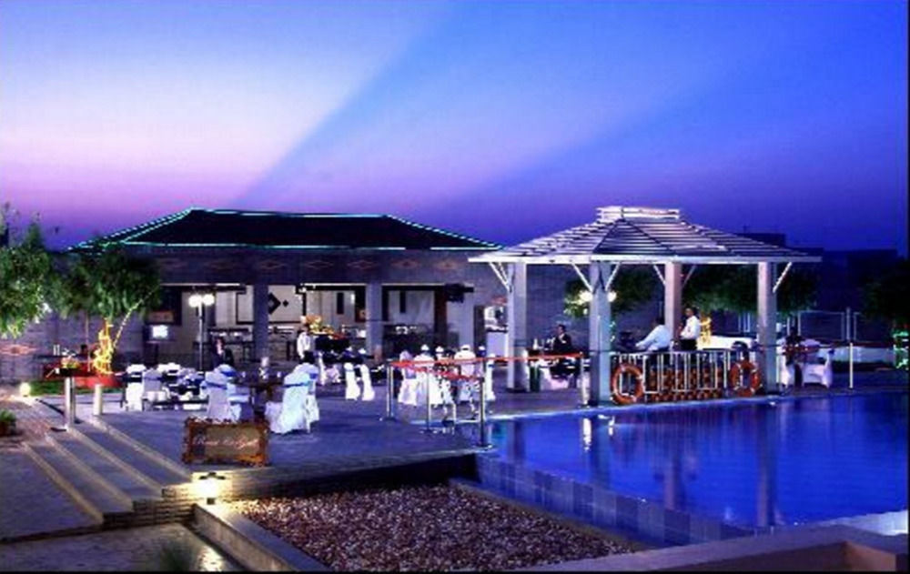 Green Park Madras Buitenkant foto The pool at the hotel
