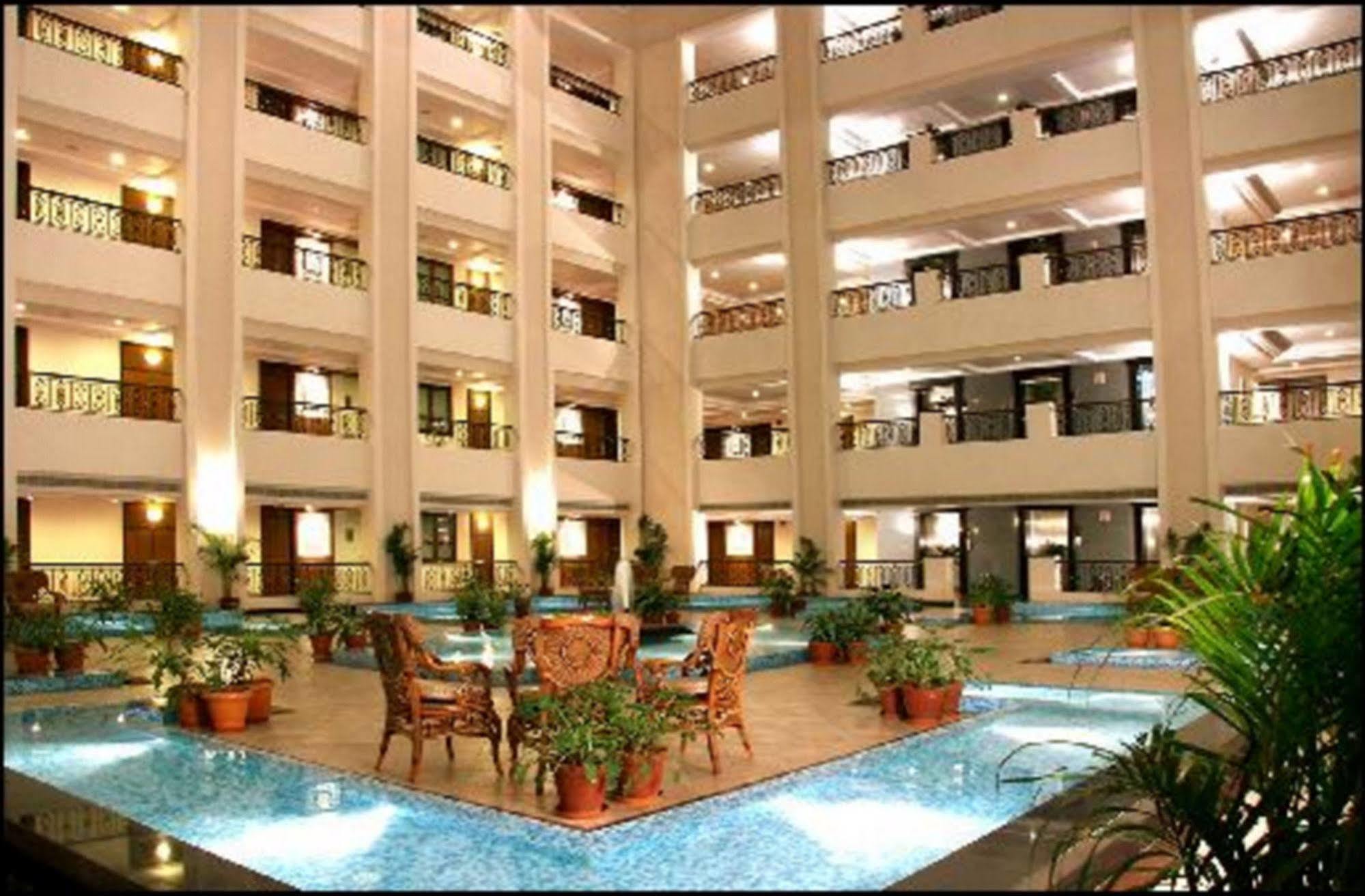 Green Park Madras Buitenkant foto The interior of the hotel