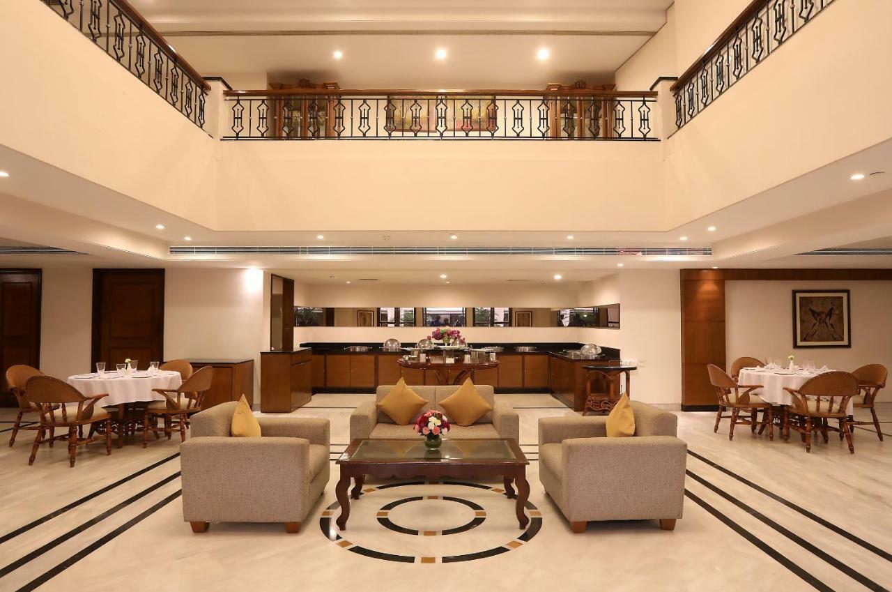 Green Park Madras Buitenkant foto The lobby of the hotel