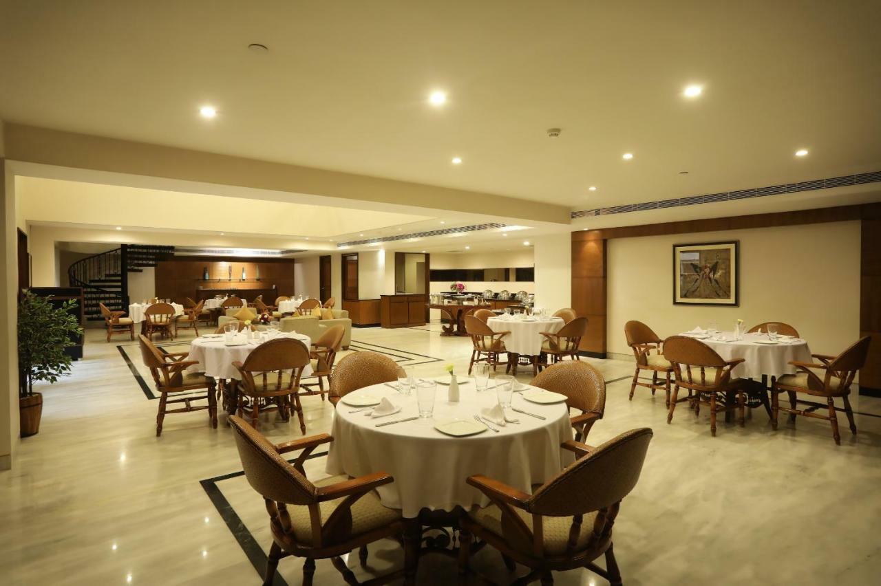Green Park Madras Buitenkant foto The restaurant at the hotel