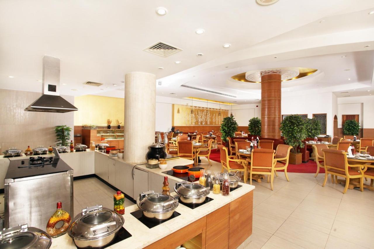 Green Park Madras Buitenkant foto The restaurant